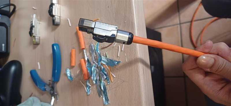 Sertissage d’une prise RJ45 blindée, à l’atelier.